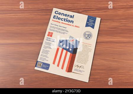 Visualizza il libretto ufficiale Voter Information Guide per le elezioni generali della California del 2024 Foto Stock