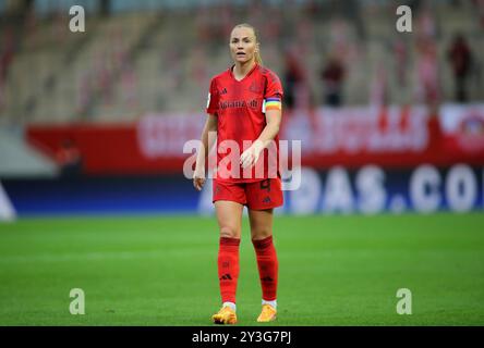 München, Germania 13. Settembre 2024: Fussball, FRAUEN, GOOGLE PIXEL FRAUEN-BUNDESLIGA, Saison 2024/2025, FC Bayern München - RB Leipzig, Campus Glodis Perla Viggosdottir (FC Bayern München) stehend, Einzelaktion, Freisteller, Ganzkörperaufnahme Foto Stock