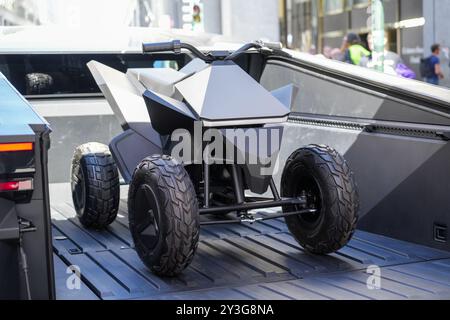 Torino, Italia - 13 settembre 2024: Il Tesla Cyberquad Cybertruck al Salone dell'automobile di Torino. Foto Stock