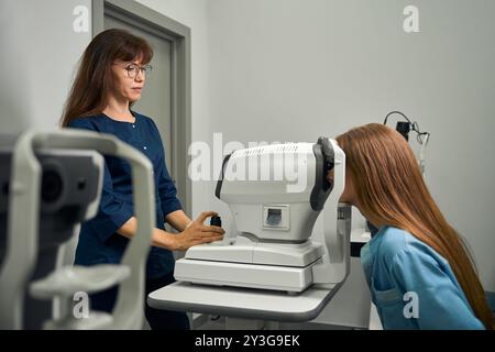 Paziente sottoposto a una procedura di esame oculare non invasivo Foto Stock