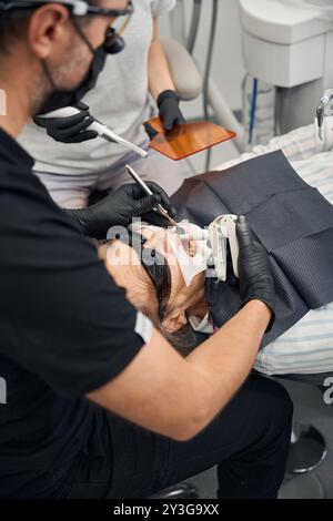 Signora con occhiali protettivi scuri Foto Stock