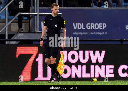 Eindhoven, Paesi Bassi. 13 settembre 2024. EINDHOVEN, PAESI BASSI - 13 SETTEMBRE: Assistente arbitro Laurens Maas durante la partita olandese Keuken Kampioen Divisie tra FC Eindhoven e FC Dordrecht al Jan Louwers Stadion il 13 settembre 2024 a Eindhoven, Paesi Bassi. (Foto di Joris Verwijst/Orange Pictures) credito: dpa/Alamy Live News Foto Stock