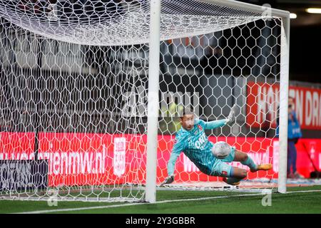 Maastricht, Paesi Bassi. 13 settembre 2024. MAASTRICHT, PAESI BASSI - 13 SETTEMBRE: Romain Matthys di MVV Maastricht salva la palla durante la partita MVV Maastricht tra FC Volendam a De Geusselt il 13 settembre 2024 a Maastricht, Paesi Bassi. (Foto di Orange Pictures/Orange Pictures) credito: dpa/Alamy Live News Foto Stock