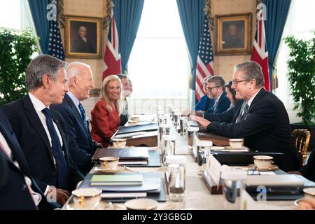 Il Segretario di Stato Antony Blinken (a sinistra) guarda durante un incontro con il Presidente degli Stati Uniti Joe Biden (seconda a sinistra) il primo Ministro Sir Keir Starmer (a destra) nella stanza blu della Casa Bianca a Washington DC. Data foto: Venerdì 13 settembre 2024. Foto Stock