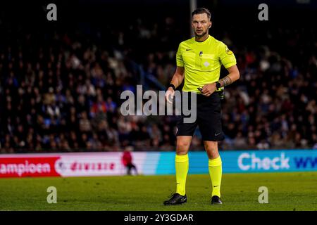 Doetinchem, Paesi Bassi. 13 settembre 2024. DOETINCHEM, PAESI BASSI - 13 SETTEMBRE: Arbitro Robin Hensgens durante la partita olandese Keuken Kampioen Divisie tra De Graafschap e Helmond Sport allo Stadion De Vijverberg il 13 settembre 2024 a Doetinchem, Paesi Bassi. (Foto di Rene Nijhuis/Orange Pictures) credito: dpa/Alamy Live News Foto Stock