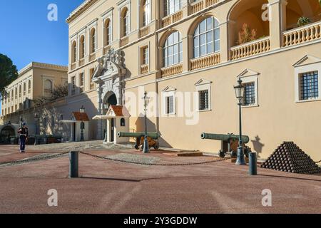 Fase finale della cerimonia del cambio della guardia di fronte al Palazzo del Principe, residenza ufficiale del Principe sovrano di Monaco Foto Stock