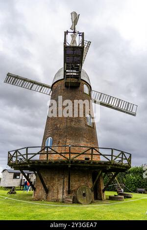 Avebury, Regno Unito - 25 agosto 2024: Wilton Windmill, Un mulino a vento restaurato che è una popolare attrazione turistica locale e punto di riferimento Foto Stock