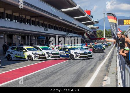 Ambiance pitlane, durante il 7° round della Clio Cup Series 2024, dal 12 al 15 settembre 2024 sul circuito di Barcellona-Catalunya, a Montmeló, Spagna - Photo Marc de Mattia/DPPI Credit: DPPI Media/Alamy Live News Foto Stock