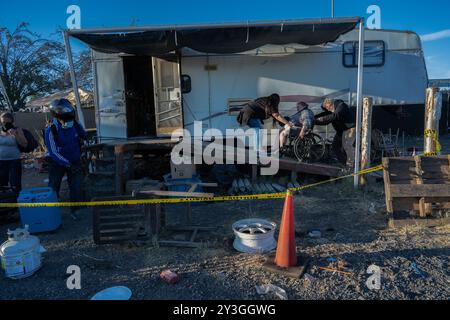 Sacramento, CA. 26 agosto 2024. Shonn Adams, 55 anni, che è disabile e dipendente dall'ossigeno, ottiene aiuto in partenza da Camp Resolution prima che la città di Sacramento arrivasse a spazzare via l'accampamento dei senzatetto da Crystal Sanchez, presidente della Sacramento Homeless Union, e Anthony Prince, procuratore rappresentante Camp Resolution, lunedì 26 agosto 2024. Hanno detto che la città non le ha offerto un posto dove avrebbe potuto portare il suo cane, due gatti o che le avrebbe permesso il generatore, così le hanno assicurato un posto dove andare temporaneamente. Più tardi stava piangendo istericamente quando non aveva il suo cane con lei e il funzionario della città Foto Stock