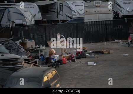 Sacramento, CA. 26 agosto 2024. William Doyle, 80 anni, guarda i suoi effetti personali mentre decide cosa può fare per trasferirsi da Camp Resolution prima della fuga di Sacramento City lunedì 26 agosto 2024. Più tardi fu sbattuto su un muro fuori dall'accampamento senza alcun posto dove andare. E' stato visto l'ultima volta stare in una tenda con un altro senzatetto con gravi disabilità. (Credit Image: © Renée C. Byer/ZUMA Press Wire) SOLO PER USO EDITORIALE! Non per USO commerciale! Foto Stock