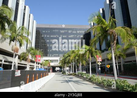 Los Angeles, California, USA 12 settembre 2024 Una vista generale dell'atmosfera del Cedars Sinai Hospital il 12 settembre 2024 a Los Angeles, California, USA. Le celebrità che sono morte qui includono Lucille Ball, Frank Sinatra, Elizabeth Taylor, Debbie Reynolds, Barry White, Michael Jackson, Danny Thomas, Nelson Riddle, Edward G. Robinson, Martha Raye, Isabel Sanford, Gene Raymond, Lou Rawls, Gilda Radner, Groucho Marx, Ann Miller, Audrey Meadows, Peter Lawford, Stan Lee, Florence Henderson, Merv Griffin, Eva Gabor, Marion Davies, Robert Goulet, Henry fonda, Bobby Darin, Natalie Cole, Chuck Connors, Foto Stock