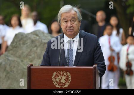 New York, Stati Uniti. 13 settembre 2024. New York, USA, 13 settembre 2024: Il Segretario generale delle Nazioni Unite Antonio Guterres suona la Campana della Pace presso la sede delle Nazioni Unite durante la cerimonia della giornata Internazionale della Pace 2024. Quest'anno ricorre il 25° anniversario dell'adozione da parte dell'Assemblea generale delle Nazioni Unite della dichiarazione e del programma d'azione per una cultura della pace. (21 settembre 2024) foto: Luiz Rampelotto/EuropaNewswire. (Credit Image: © Luiz Rampelotto/ZUMA Press Wire) SOLO PER USO EDITORIALE! Non per USO commerciale! Foto Stock