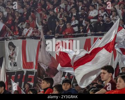 Il Club Atletico River Plate affronta l'Atletico Tucumán allo stadio Mas Monumental di Núñez, Buenos Aires. La data 14 della AFA Professional Soccer League continua dopo la data FIFA delle qualificazioni sudamericane della Coppa del mondo 2026. @Facamorales Editorial Use Only Credit: Facundo Morales/Alamy Live News Foto Stock