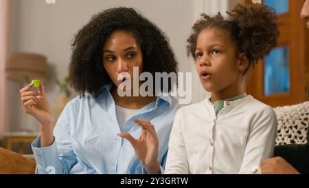 Madre insegnante infermiera logopedista apprendimento suona lettere parole terapia bambino figlia sviluppo bambino educare lezione pratica insegnare pronuncia Foto Stock