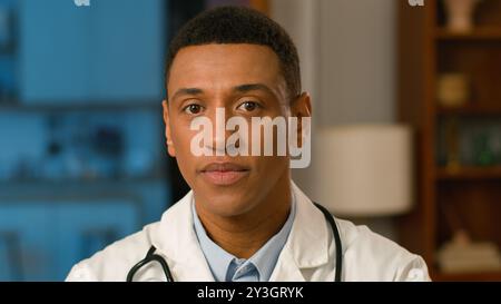 Primo piano sicuro medico terapeuta uomo afro americano medico medico pediatra operaio medico specialista professionale etnico Foto Stock