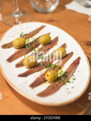 Piatto di acciughe spagnole con olive Foto Stock