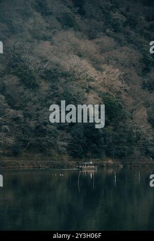 Barche sul fiume Katsura al crepuscolo serale | Arashiyama, Kyoto, Giappone 2023 Foto Stock