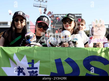 Baku, Azerbaigian. 12 settembre 2024. I tifosi del pilota cinese di Kick Sauber Zhou Guanyu posano per le foto davanti al Gran Premio di Formula uno dell'Azerbaigian a Baku, Azerbaigian, 12 settembre 2024. Crediti: Tofik Babayev/Xinhua/Alamy Live News Foto Stock