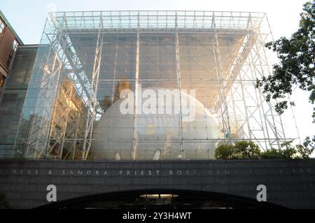 New York, Stati Uniti. 12 settembre 2024. Il Frederick Phineas e il Sandra Priest Rose Center for Earth and Space dell'American Museum of Natural History si trovano a Manhattan, New York. Credito: SOPA Images Limited/Alamy Live News Foto Stock