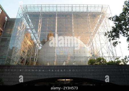 New York, Stati Uniti. 12 settembre 2024. Il Frederick Phineas e il Sandra Priest Rose Center for Earth and Space dell'American Museum of Natural History si trovano a Manhattan, New York. (Foto di Jimin Kim/SOPA Images/Sipa USA) credito: SIPA USA/Alamy Live News Foto Stock