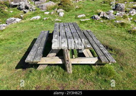 Tavolo da picnic e panca in legno nel Parco Nazionale di Eryri (Snowdonia) - Galles del Nord, Regno Unito - 13 settembre 2024 Foto Stock