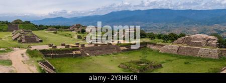 Vista panoramica delle rovine di Monte Alban a Oaxaca, Messico Foto Stock