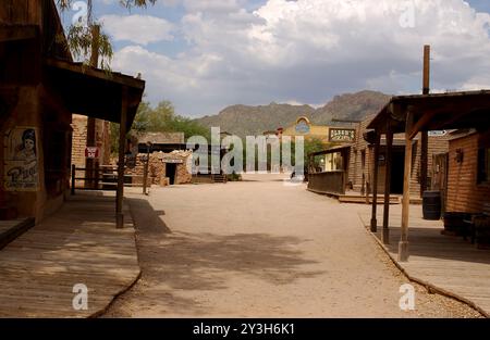 OLD TUCSON, ARIZONA, Stati Uniti: Old Backlot A at Tucson Studios è stato il luogo di innumerevoli film e programmi televisivi occidentali nel corso degli anni. Foto Stock