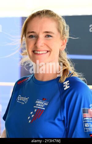 Helena Scutt, ex velista olimpica e Stanford University Grad, che è una trimmer della squadra di Coppa America magica femminile disputata in AC40 Foto Stock