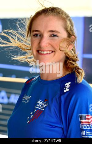 Helena Scutt, ex velista olimpica e Stanford University Grad, che è una trimmer della squadra di Coppa America magica femminile disputata in AC40 Foto Stock