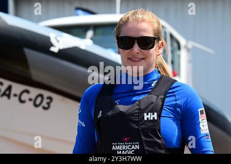 Helena Scutt, ex velista olimpica e Stanford University Grad, che è una trimmer della squadra di Coppa America magica femminile disputata in AC40 Foto Stock