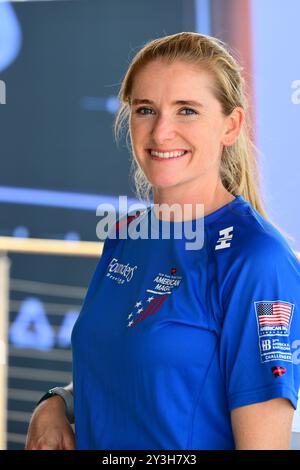 Helena Scutt, ex velista olimpica e Stanford University Grad, che è una trimmer della squadra di Coppa America magica femminile disputata in AC40 Foto Stock