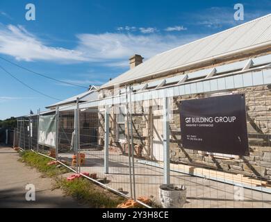 Casa in pietra con recinzione e pubblicità GT Building Group a North Terrace, Penneshaw a Kangaroo Island, Australia. Foto Stock