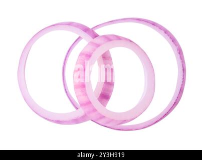 La vista dall'alto degli anelli o delle fette di cipolla rossi o viola è isolata su sfondo bianco con percorso di ritaglio. Foto Stock