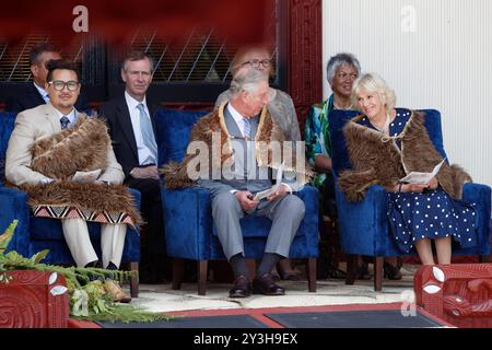 Il Principe Carlo, il Principe di Galles e Camilla, Duchessa di Cornovaglia condividono un momento più leggero durante la loro visita a Turangawaewae Marae, Hamilton, nuova Zelanda, domenica 8 novembre, 2015. Foto Stock