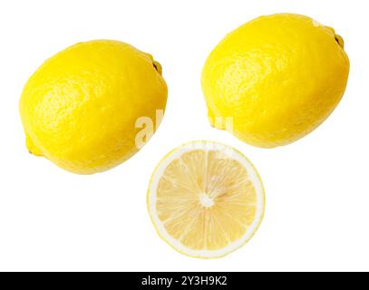 La vista dall'alto comprende due frutti di limone giallo maturi freschi con metà o fetta è isolata su sfondo bianco con percorso di ritaglio. Foto Stock