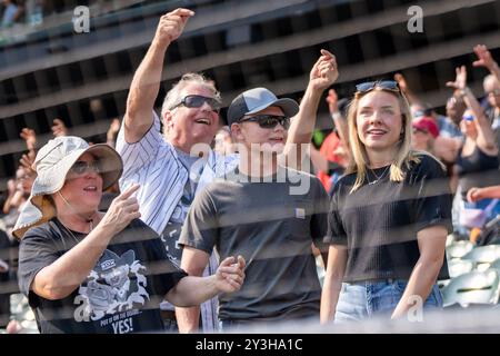Chicago, Stati Uniti. 11 settembre 2024. I tifosi celebrano una corsa durante la partita MLB tra Chicago White Sox e Cleveland Guardians al Guaranteed Rate Field. Punteggio finale: Chicago White Sox - 4, Cleveland Guardians - 6. Credito: SOPA Images Limited/Alamy Live News Foto Stock