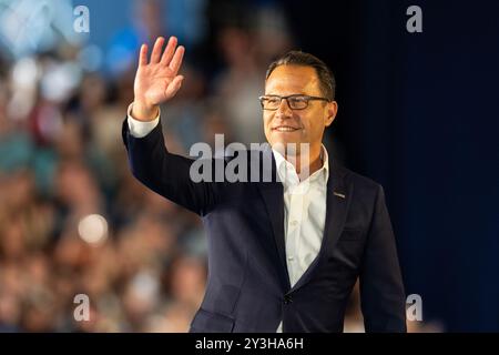 Wilkes barre, Stati Uniti. 13 settembre 2024. Il governatore della Pennsylvania Josh Shapiro fa campagna per Kamala Harris come presidente presso il McHale Athletic Center della Wilkes University a Wilkes-barre, Pennsylvania, il 13 settembre 2024. (Foto di Lev Radin/Sipa USA) credito: SIPA USA/Alamy Live News Foto Stock