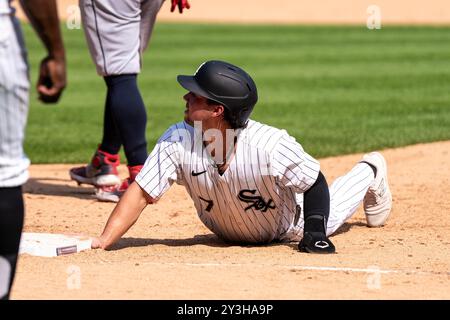 Chicago, Stati Uniti. 11 settembre 2024. Dominic Fletcher (7) dei Chicago White Sox guarda in alto per vedere se è al sicuro su uno scivolo di atterraggio di 1a base per tornare alla base durante la partita Chicago White Sox vs Cleveland Guardians MLB al campo a tasso garantito. Punteggio finale: Chicago White Sox - 4, Cleveland Guardians - 6. (Foto di Raj Chavda/SOPA Images/Sipa USA) credito: SIPA USA/Alamy Live News Foto Stock