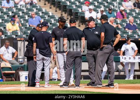 Chicago, Stati Uniti. 11 settembre 2024. Gli arbitri si incontreranno a casa prima della partita MLB tra Chicago White Sox e Cleveland Guardians al Guaranteed Rate Field. Punteggio finale: Chicago White Sox - 4, Cleveland Guardians - 6. (Foto di Raj Chavda/SOPA Images/Sipa USA) credito: SIPA USA/Alamy Live News Foto Stock