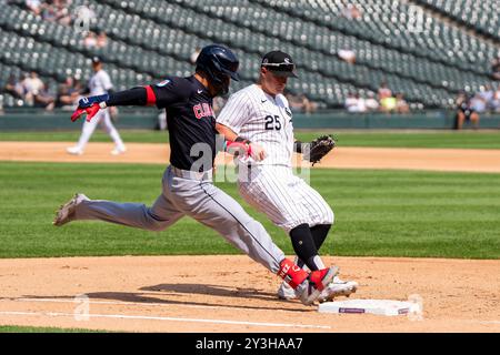 Chicago, Stati Uniti. 11 settembre 2024. Andrés Giménez (0) dei Cleveland Guardians è chiamato e Andrew Vaughn (25) dei Chicago White Sox corre fino alla prima base durante la partita Chicago White Sox vs Cleveland Guardians MLB al Guaranteed Rate Field. Punteggio finale: Chicago White Sox - 4, Cleveland Guardians - 6. (Foto di Raj Chavda/SOPA Images/Sipa USA) credito: SIPA USA/Alamy Live News Foto Stock