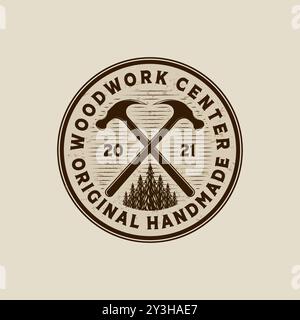 Design del logo con illustrazione vettoriale in legno. Modello con logo in legno per il servizio di falegnameria, segheria e falegnameria. Ispirazione per il concept del logo Hammer Illustrazione Vettoriale