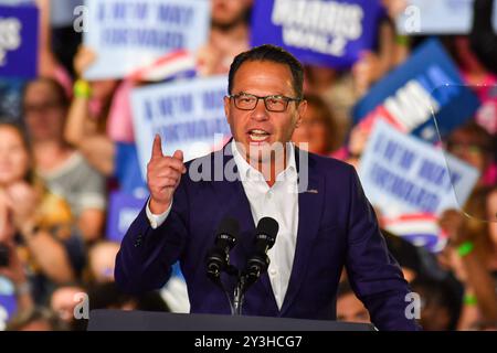 Wilkes barre, Stati Uniti. 13 settembre 2024. Il governatore della Pennsylvania Josh Shapiro parla ad una manifestazione per Kamala Harris. Kamala Harris durante una manifestazione di campagna a Wilkes-barre, USA - 13 settembre Credit: SOPA Images Limited/Alamy Live News Foto Stock