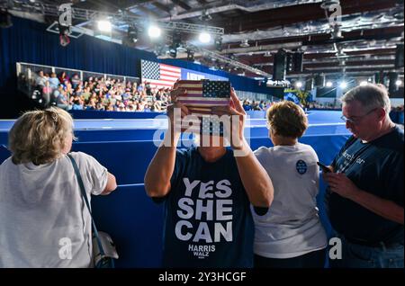 Wilkes barre, Stati Uniti. 13 settembre 2024. Una donna fa un selfie prima del rally Kamala Harris. Kamala Harris durante un raduno di campagna a Wilkes-barre. Credito: SOPA Images Limited/Alamy Live News Foto Stock