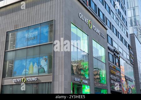 Seoul, Corea del Sud - 19 marzo 2024: Vista esterna e segnaletica di fronte al negozio Olive Young, filiale di Gangnam. Si tratta di un prodotto di salute e bellezza stor Foto Stock