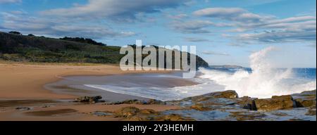 Baia a Cape Woolamai, Phillip Island, Australia. L'onda che si schianta mostra la natura feroce della costa australiana. Foto Stock