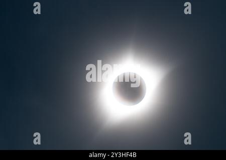 Teleobiettivo del sole eclissato durante la grande Eclispa nordamericana del 2017. Foto Stock