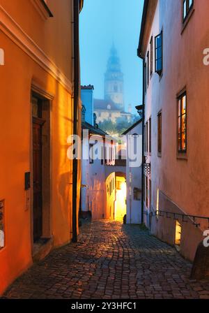 Cesky Krumlov - strada nella città vecchia al drammatico sorgere del sole, nessuno - Repubblica Ceca Foto Stock