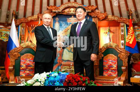 Vladimir PUTIN (Presidente della Russia) con Ukhnaagiin Khurelsukh (Presidente della Mongolia), visita in Mongolia dal 2 al 3 settembre 2024 visita ufficiale in Mongolia Vladimir Putin ha effettuato una visita ufficiale in Mongolia su invito del Presidente della Mongolia Ukhnaagiin Khurelsukh. Foto: Il Cremlino Mosca via Foto Stock