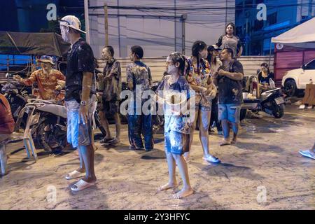 SAMUT PRAKAN, THAILANDIA, 21 aprile 2024, la gente celebra la vacanza DI SONGKRAN nelle strade della città notturna Foto Stock