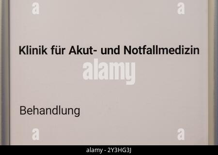 Cottbus, Germania. 13 settembre 2024. "Clinica per la Medicina acuta e di emergenza" e "trattamento" è scritto su un cartello in un pronto soccorso. Crediti: Frank Hammerschmidt/dpa/Alamy Live News Foto Stock